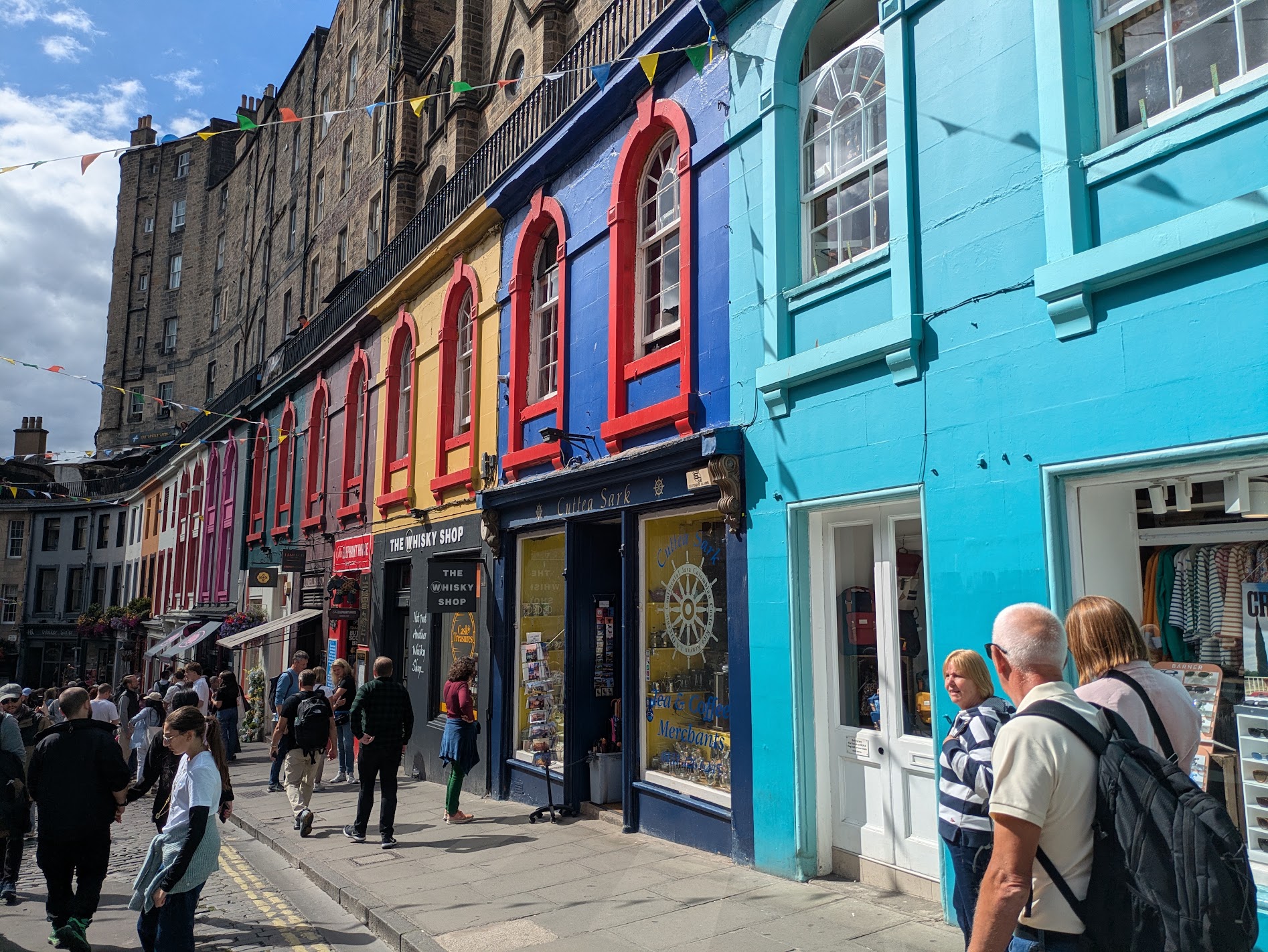 Victoria Street Édimbourg : guide complet 2026 (Diagon Alley, boutiques, photos)